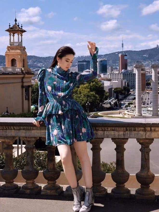 Can canh chiec vay 'dim' nhan sac Luu Diec Phi