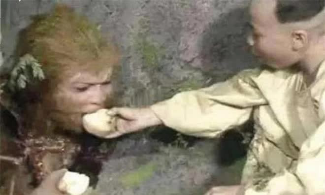 Đứa trẻ tặng quả đào cho Tôn Ngộ Không dưới núi Ngũ Hành - Hình 3 Dua tre tang qua dao cho Ton Ngo Khong duoi nui Ngu Hanh-Hinh-3