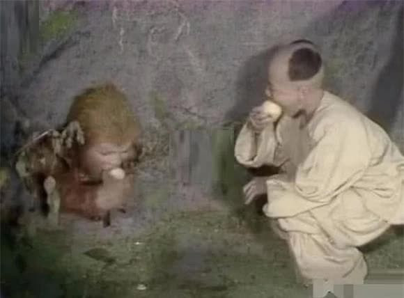 Đứa trẻ tặng quả đào cho Tôn Ngộ Không dưới núi Ngũ Hành - Hình 2 Dua tre tang qua dao cho Ton Ngo Khong duoi nui Ngu Hanh-Hinh-2