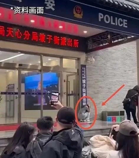 Keo nhau den don canh sat de chup anh check-in nhu toi pham-Hinh-3