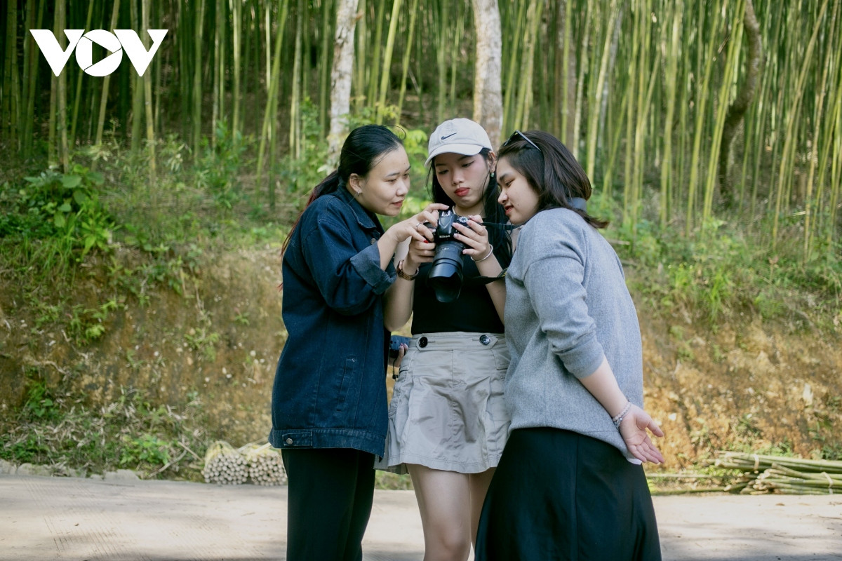 Thay vì ghé thăm các địa điểm du lịch quen thuộc như thác Bản Dốc, núi Mắt Thần,.. trong lần thứ hai đến Cao Bằng, nhóm bạn trẻ ở quận Cầu Giấy, Hà Nội chọn tới huyện Nguyên Bình, khám phá một số điểm đến mới mẻ như rừng trúc Bản Phường, đồi cỏ Phan Thanh, đỉnh Phja Oắc,… bởi khung cảnh ở đây đẹp như phim cổ trang, chỉ cần bấm máy là sẽ có ngay những bức hình tuyệt đẹp.