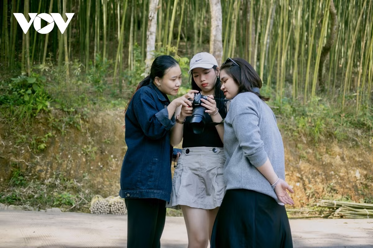 Thay vì ghé thăm các địa điểm du lịch quen thuộc như thác Bản Dốc, núi Mắt Thần,.. trong lần thứ hai đến Cao Bằng, nhóm bạn trẻ ở quận Cầu Giấy, Hà Nội chọn tới huyện Nguyên Bình, khám phá một số điểm đến mới mẻ như rừng trúc Bản Phường, đồi cỏ Phan Thanh, đỉnh Phja Oắc,… bởi khung cảnh ở đây đẹp như phim cổ trang, chỉ cần bấm máy là sẽ có ngay những bức hình tuyệt đẹp.