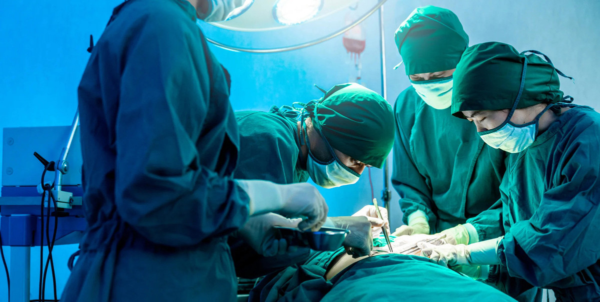 Co gai phat hien minh la dan ong truoc dam cuoi