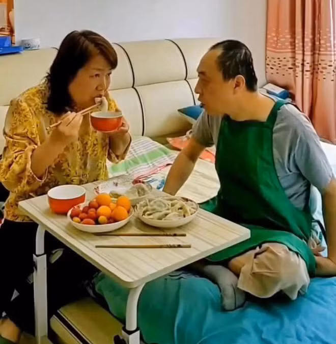 Nguoi phu nu quay lai cham chong cu sau 10 nam ly hon