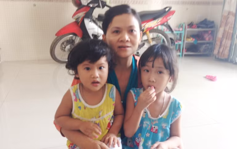 Những ngày này mẹ của các cháu phải gác lại việc mưu sinh để ở nhà với các con.