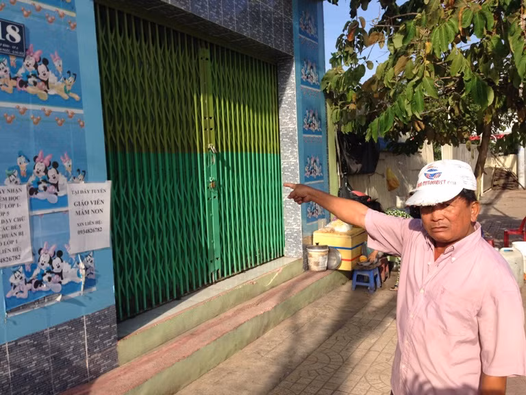 Người đàn ông này đã khóc nức nở khi xem clip các bảo mẫu của nhà trẻ Phương Anh hành hạ các bé. Ông chính là bác ruột của cháu Lê Tuấn Khang. "Hàng ngày tôi làm việc sát vách với nhà trẻ này. Chỉ cách 1 bức tường mà tôi không hề hay biết cháu mình bị người ta hành hạ độc ác thế. Thật là đau lòng quá".