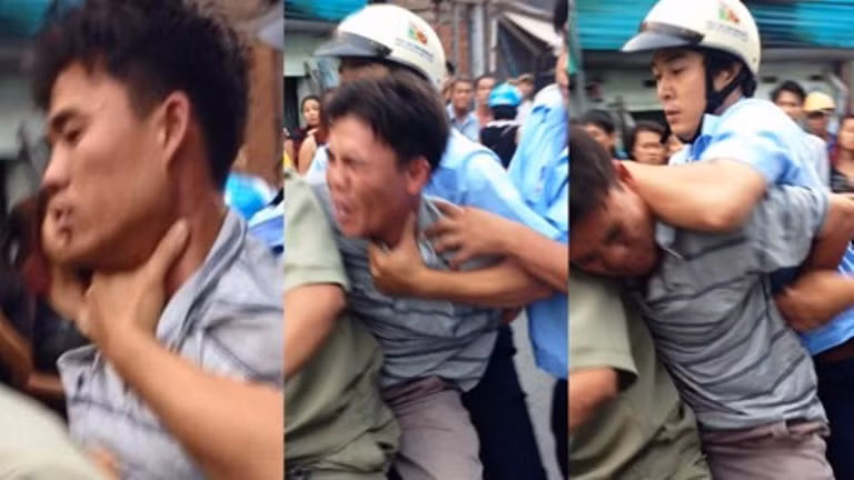 Những hình ảnh phản cảm của lực lượng thi hành công vụ gây ra với ông Tình được người dân ghi lại