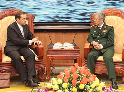 Thượng tướng Nguyễn Chí Vịnh tiếp ông Jean Noel Poirier.