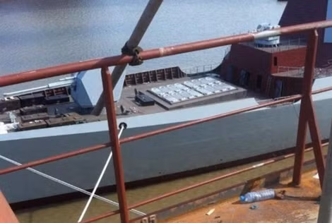 Cận cảnh bệ phóng thẳng đứng trên khu trục Type 052D.