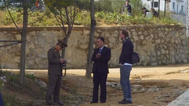 Tại biên giới, trước khi nhà báo Thụy Điển nhập cảnh sang Trung Quốc, một nhóm các nhân viên an ninh Triều Tiên đã tịch thu máy ảnh của anh và xóa sạch những bức ảnh họ cho là nhạy cảm, không muốn để lộ với thế giới bên ngoài. Trong ảnh, nhân viên an ninh đang kiểm tra máy ảnh và đã xóa 90 bức ảnh được cho là nhạy cảm mà nhà báo Johan Nylander đã chụp.