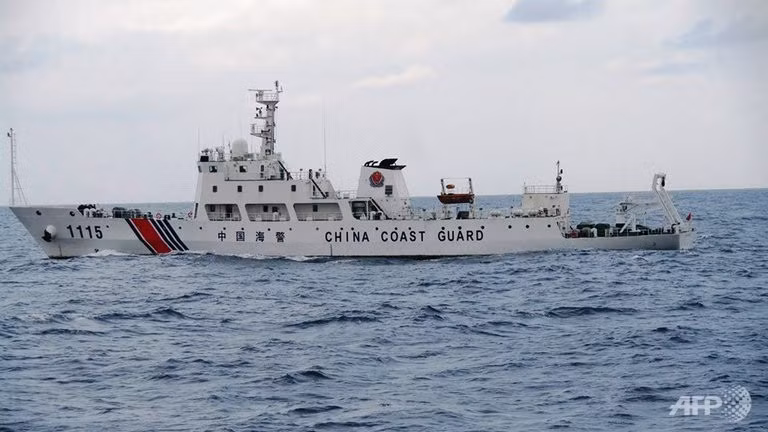 Tàu Cảnh sát biển Trung Quốc lởn vởn gần quần đảo tranh chấp Điếu Ngư/Senkaku trên biển Hoa Đông.