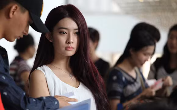 Top 1: Học viện Điện ảnh Bắc Kinh Đây là cơ sở đào tạo diễn viên tốt nhất và nổi tiếng nhất Trung Quốc. Người đẹp từ khắp đất nước quy tụ về đây để hiện thực hóa ước mơ và khát vọng nổi tiếng, thành danh. Học viện Điện ảnh Bắc Kinh là cái nôi của nhiều nữ diễn viên nổi tiếng như Triệu Vi, Tưởng Văn Lệ, Hứa Tịnh, Từ Tịnh Lôi, Tưởng Cần Cần...