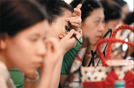 Một khóa huấn luyện tổng quát cho các gái ế bao gồm tư vấn cá nhân, dạy cách trang điểm...