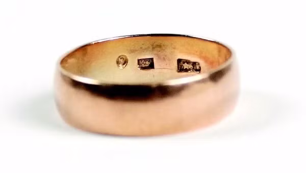 Chiếc nhẫn cưới bằng vàng 14 carat của kẻ ám sát Tổng thống Mỹ John F. Kennedy, Lee Harvey Oswald được mang ra bán đấu giá hôm qua.