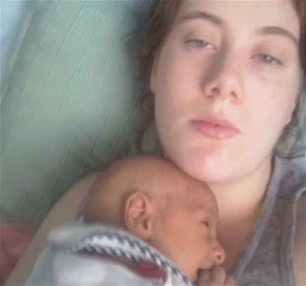 Ảnh Góa phụ Trắng khoe con trai Surajah, sinh năm 2010.