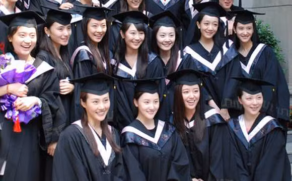 Top 3: Học viện kịch nghệ trung ương Là cơ sở đào tạo kịch nghệ đầu tiên của Trung Quốc, hiện Học viện kịch nghệ trung ương cũng là nơi đào tạo tốt và uy tín nhất về các ngành nghệ thuật biểu diễn, kịch nghệ. Trường nổi tiếng là cái nôi sản sinh nhiều nữ diễn viên tài năng, xinh đẹp và nổi tiếng bao gồm Củng lợi, Chương Tử Di.