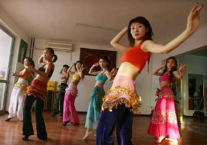 Ngoài ra, khóa đào tạo còn bao gồm các chuyến “khảo sát thực tế” để huấn luyện viên đánh giá sự tương tác của khách hàng đối với người khác giới nhằm xây dựng chiến lược và kế hoạch huấn luyện thích hợp, hiệu quả nhất.