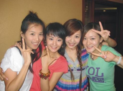 Top 4: Học viện hí kịch Thượng Hải (STA) Là cơ sở đào tạo toàn diện về các bộ môn nghệ thuật, biểu diễn, đặc biệt là kịch nghệ, khuôn viên STA toàn các nam thanh nữ tú. Đặc biệt, các nữ sinh STA nổi tiếng phong cách, thời trang, xinh đẹp và thông minh toàn diện. Đây cũng là ngôi trường mà các ngôi sao hạng A ở Trung Quốc như Phạm Băng Băng, Lý Băng Băng... theo học.