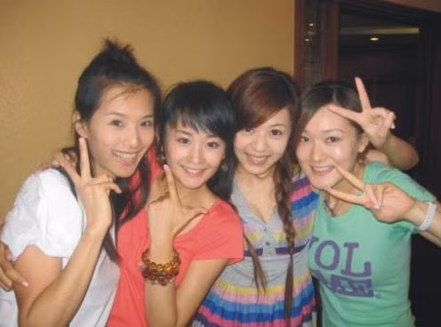 Top 4: Học viện hí kịch Thượng Hải (STA) Là cơ sở đào tạo toàn diện về các bộ môn nghệ thuật, biểu diễn, đặc biệt là kịch nghệ, khuôn viên STA toàn các nam thanh nữ tú. Đặc biệt, các nữ sinh STA nổi tiếng phong cách, thời trang, xinh đẹp và thông minh toàn diện. Đây cũng là ngôi trường mà các ngôi sao hạng A ở Trung Quốc như Phạm Băng Băng, Lý Băng Băng... theo học.