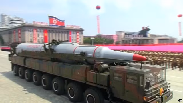 Tên lửa Triều Tiên diễu hành qua Quảng trường ở Bình Nhưỡng.