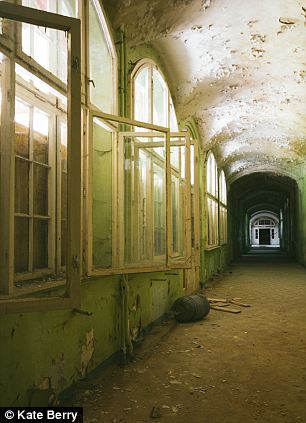 Một hành lang sâu hun hút khiến nhiều người rợn tóc gáy.