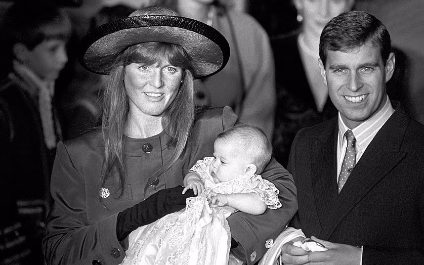 Công tước, nữ công tước xứ York và công chúa sơ sinh Beatrice,18 tuần tuổi trong lễ rửa tội cho công chúa ở Nhà nguyện hoàng gia trong Cung điện St. James.