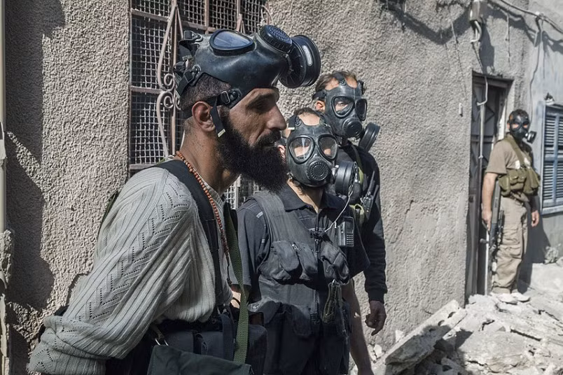 Bức ảnh chụp chiến binh nổi dậy Syria tại Jobar, Damascus đeo mặt nạ phòng khí độc của nhiếp ảnh gia Laurent van der Stockt. Nhiếp ảnh gia này chia sẻ: “Vấn đề về vũ khí hóa học đang nổi cộm ở đây. Ai cũng nói về nó. Tôi chứng kiến mặt nạ phòng độc ở khắp mọi nơi quanh mình. Vũ khí hóa học là thứ bạn không thể nhìn thấy hay ngửi thấy. Trong vai trò là một nhà báo, chúng tôi nỗ lực thu thập càng nhiều thông tin và bằng chứng càng tốt để phản ánh tới công chúng về những gì đang diễn ra ở Syria...”