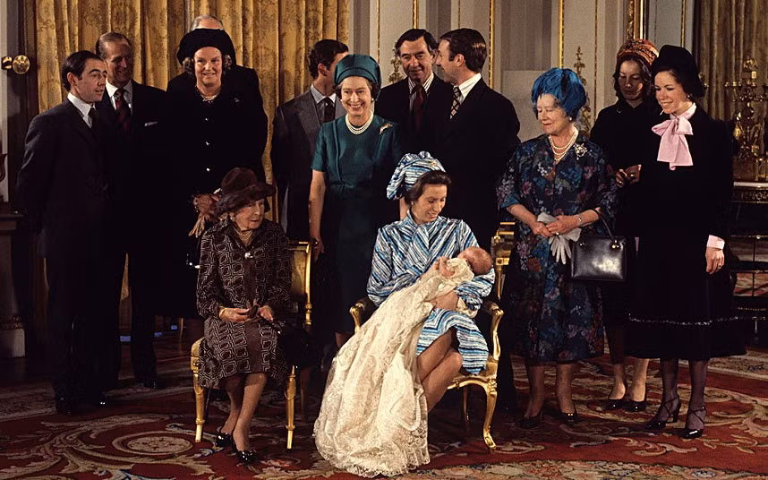 Các thành viên Hoàng gia Anh tham dự lễ rửa tội của Hoàng tử Master Peter Mark Andrew Phillips - con trai của Công chúa Anne ở Điện Buckingham.