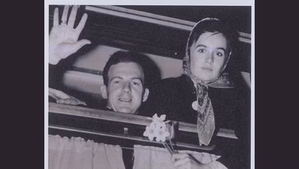 Cặp đôi Lee Harvey Oswald - Marina Prusakova rời Minsk năm 1961.