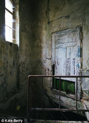 Một khu khác trong bệnh viện được sử dụng làm trung tâm nghiên cứu và chăm sóc các nạn nhân Parkinson.