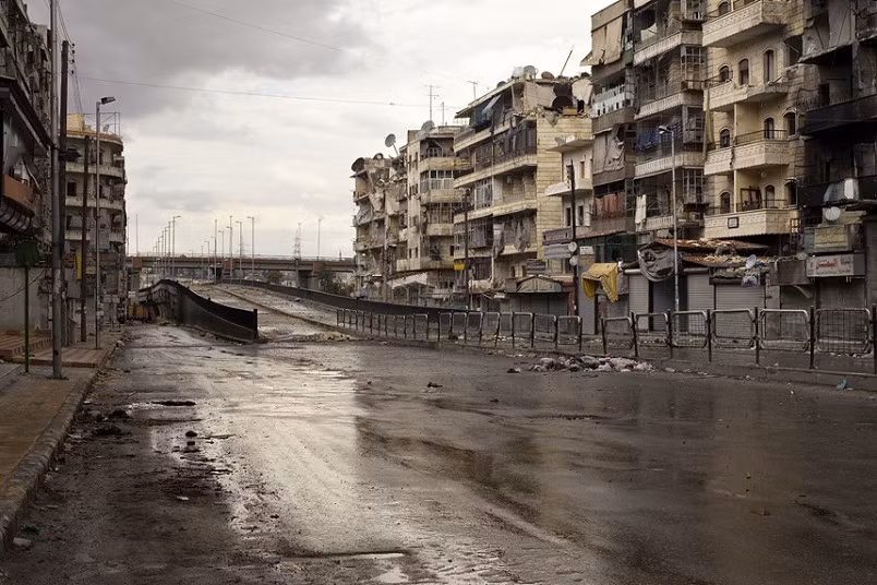 Nhiếp ảnh gia Jerome Sessini qua tác phẩm của mình chia sẻ: “Bức ảnh chụp quang cảnh đường phố Aleppo khi gần như toàn bộ dân thường đã bỏ đi lánh nạn. Chỉ còn lại các chiến binh đang chiếm giữ và ẩn náu trong các tòa nhà. Nguy hiểm nhất là các tay súng bắn tỉa. Nếu bạn không được mách nước trước về vị trí chính xác của họ, bạn dễ dàng bị bắn gục trong một giây nếu đi lang thang trên phố...”.