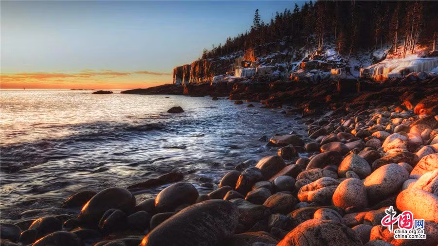 Vườn quốc gia Acadia sở hữu các ngọn núi cao nhất bên bờ biển Đại Tây Dương, với các đỉnh núi đá granite, dải đất ven bờ biển, rừng và hồ nước ngọt, cửa sông và môi trường sống tại các bãi triều.