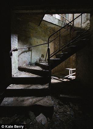 Sự u ám ở đây khiến nhiều người ớn lạnh, không dám lai vãng đến.