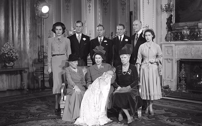 Hoàng gia Anh tập trung trong lễ rửa tội của Thái tử Charles ở Điện Buckingham ngày 15/12/1948.