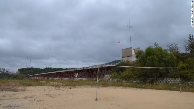 Một trạm kiểm tra ở biên giới gần sông Tumen nhìn từ xa. Nhà báo Thụy Điển bị cấm chụp ảnh các căn cư quân sự và quân đội của Triều Tiên.