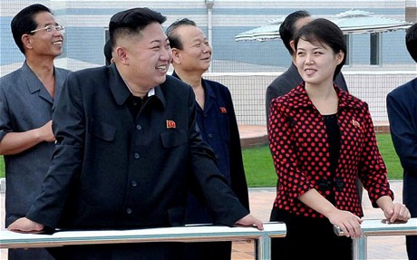 Nhà lãnh đạo Kim Jong-un trò chuyện thân mật với Đệ Nhất phu nhân Ri Sol -ju.