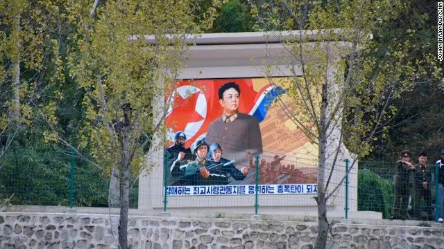 Ảnh chân dung của Chủ tịch Kim Nhật Thành, nhà lãnh đạo Kim Jong-il và Kim Jong-un, nếu muốn chụp, nhà báo được yêu cầu phải chụp ảnh toàn thân. Và hai là, nhà báo không được phép đi bất cứ đâu một mình.