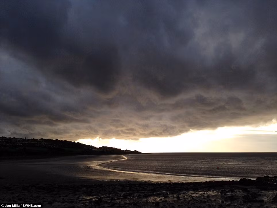 Biển mây đen khổng lồ đáng sợ che lấp bầu trời Portishead gần Bristol.