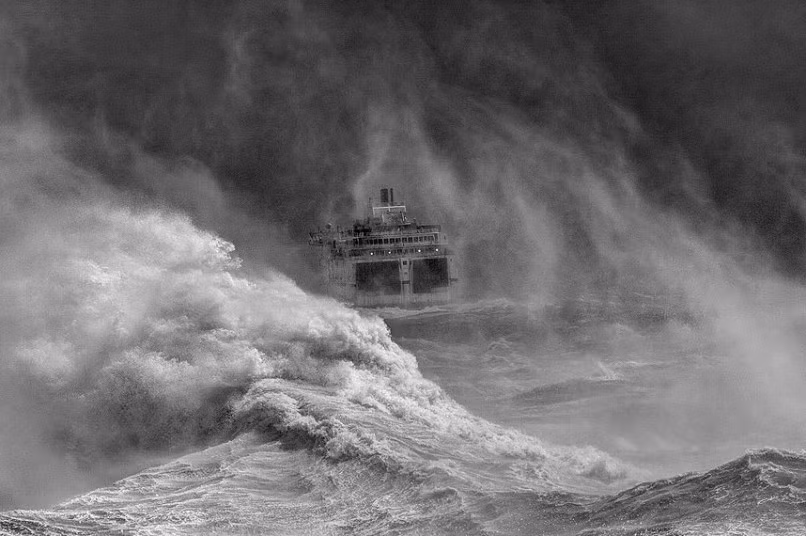 Bức ảnh "Phà rời bến cảng Newhaven trong cơn cơn bão" của nhiếp ảnh gia David Lyon chiến thắng hạng mục Phong cảnh của bạn.