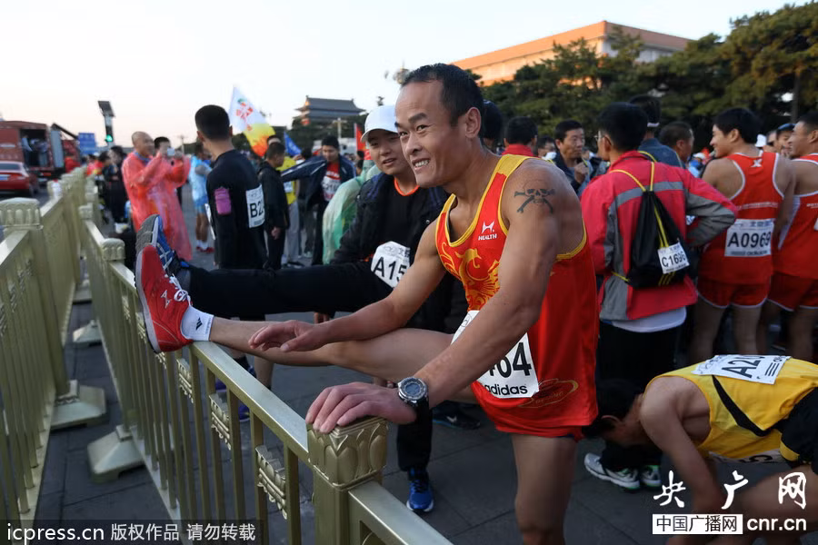 Một số người khác đổ lỗi cho việc thiếu các nhà vệ sinh công cộng và kêu gọi bổ sung thêm nhiều khu vực giải quyết nhu cầu “sạch sẽ, chất lượng cao, văn minh” trong những sự kiện tương tự cuộc thi marathon.