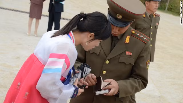 Quan chức và hướng dẫn viên du lịch Triều Tiên đang kiểm tra hộ chiếu của người nước ngoài.