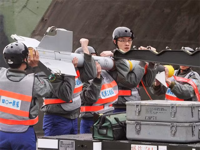 Các thành viên Không quân Đài Loan vận chuyển một tên lửa không đối không AIM-9M Sidewinder trong một cuộc tập trận kiểm tra khả năng đối phó với một cuộc tấn công từ Trung Quốc tại Hualien.