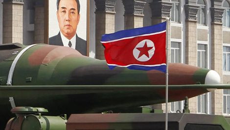 Tên lửa Triều Tiên diễu hành qua một quảng trường ở Bình Nhưỡng.