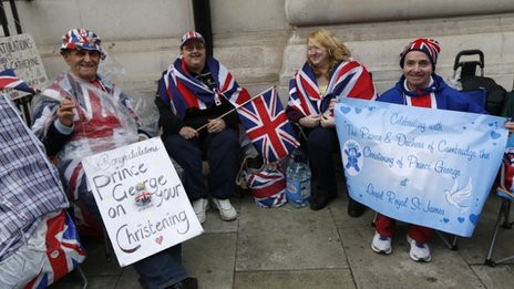 Người hâm mộ Hoàng gia tụ tập bên ngoài Cung điện St James chờ xem lễ rửa tội của vua tương lai của nước Anh George.