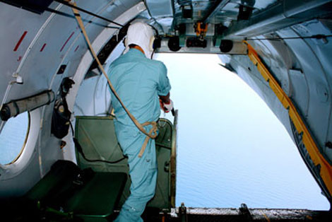 Bắn đạn tín hiệu báo bão cho ngư dân đang đánh bắt trên biển.