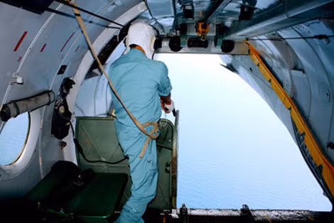 Bắn đạn tín hiệu báo bão cho ngư dân đang đánh bắt trên biển.