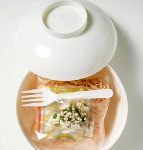 Hư thận: Một thành phần có mặt trong mỗi gói mì ăn liền mà không phải ai cũng dễ dàng nhận ra chính là muối. Mì ăn liền thường được ướp rất nhiều muối, với lượng muối cao như vậy, khi ăn, bạn đã vô tình làm hại thận, thậm chí dùng nhiều có thể gây sỏi thận.