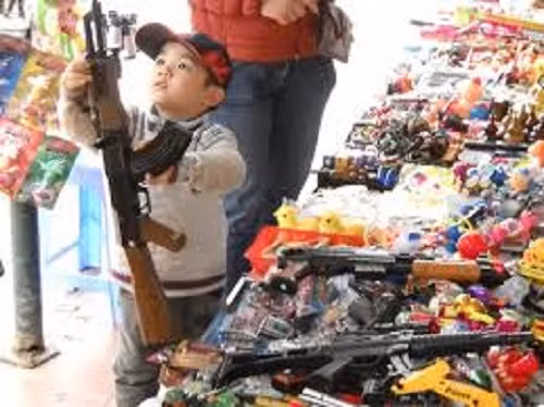 Đồ chơi bạo lực: Đồ chơi bạo lực từ lâu đã được cảnh báo là rất ảnh hưởng đến vấn đề tâm sinh lý của trẻ, nhất là những đồ chơi có xuất xứ từ Trung Quốc, bởi nó còn chứa nhiều chất độc hại khác nhau, đặc biệt là những đồ chơi bằng nhựa. Đồ chơi bạo lực: Đồ chơi bạo lực từ lâu đã được cảnh báo là rất ảnh hưởng đến vấn đề tâm sinh lý của trẻ, nhất là những đồ chơi có xuất xứ từ Trung Quốc, bởi nó còn chứa nhiều chất độc hại khác nhau, đặc biệt là những đồ chơi bằng nhựa.