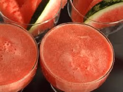 Nước vỏ dưa hấu, bí đao: Vỏ dưa hấu, bí đao thái nhỏ (dùng tươi hoặc phơi khô) rồi sắc với nước uống hàng ngày. Nước vỏ dưa hấu, bí đao có tác dụng thanh nhiệt, lợi tiểu, rất tốt cho những người khó tiểu tiện hay cần phải bù nước.