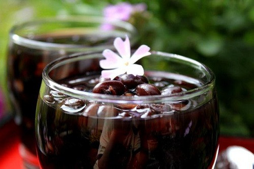 Chè đậu đen: Chè đậu đen ngoài việc giúp giải nhiệt, giải độc ngày nắng nóng, còn có công hiệu bổ dưỡng nhất là đối với người thận hư, suy nhược do cảm nặng…
